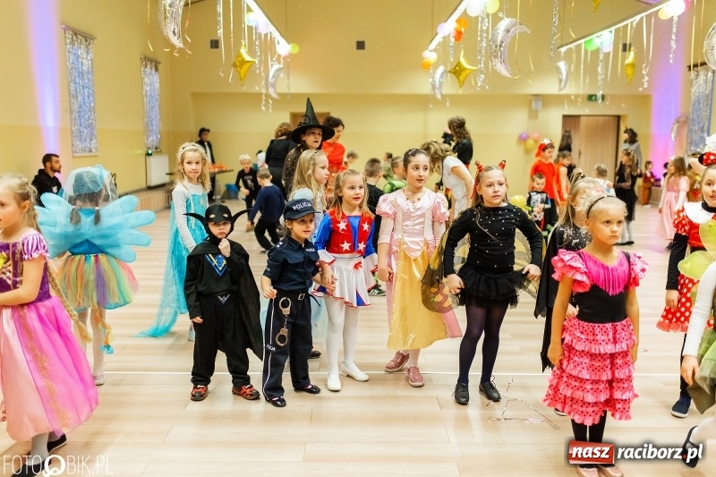 Zdjęcie w galerii na portalu naszraciborz.pl: Kolorowe bale przebierańców w Pietrowicach Wielkich wiadomości z regionu