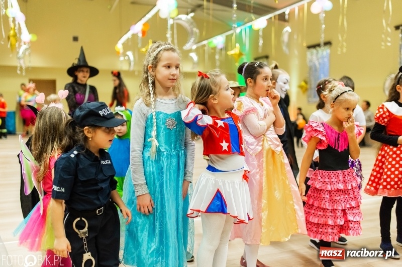 Zdjęcie w galerii na portalu naszraciborz.pl: Kolorowe bale przebierańców w Pietrowicach Wielkich wiadomości z regionu