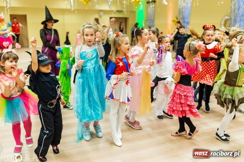 Zdjęcie w galerii na portalu naszraciborz.pl: Kolorowe bale przebierańców w Pietrowicach Wielkich wiadomości z regionu