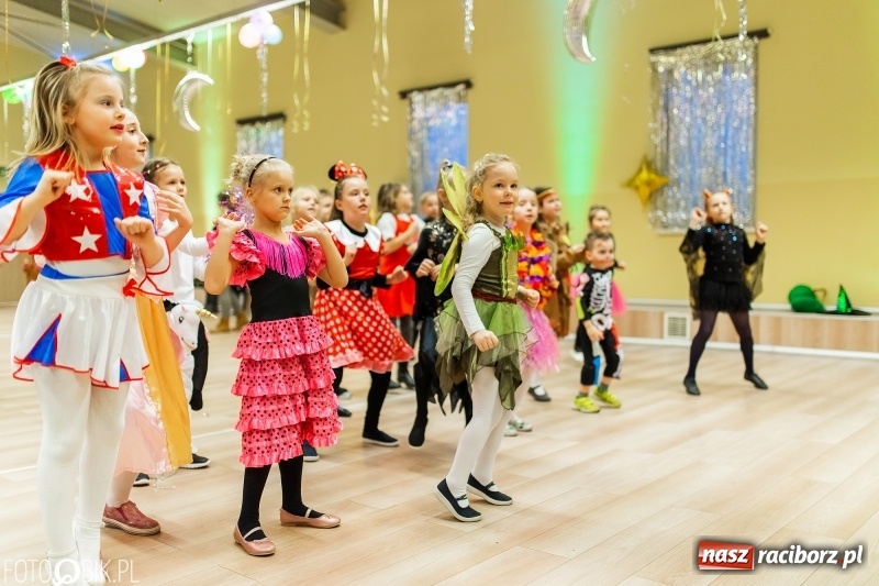Zdjęcie w galerii na portalu naszraciborz.pl: Kolorowe bale przebierańców w Pietrowicach Wielkich wiadomości z regionu
