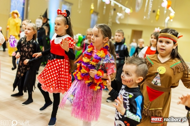 Zdjęcie w galerii na portalu naszraciborz.pl: Kolorowe bale przebierańców w Pietrowicach Wielkich wiadomości z regionu