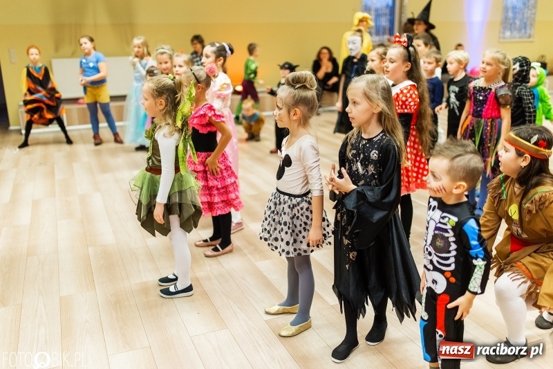 Zdjęcie w galerii na portalu naszraciborz.pl: Kolorowe bale przebierańców w Pietrowicach Wielkich wiadomości z regionu