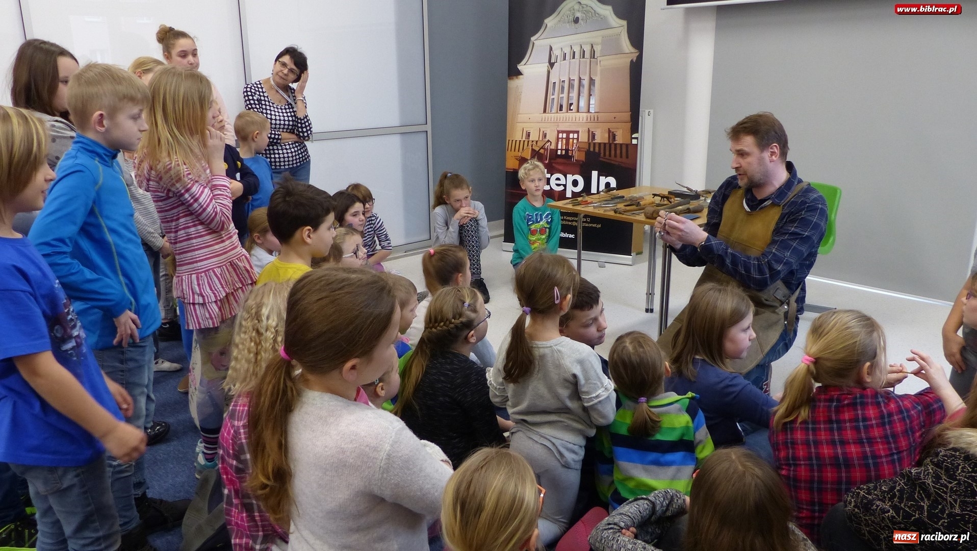 Zdjęcie w galerii na portalu naszraciborz.pl: Złote ferie w raciborskiej bibliotece, czyli jak powstaje biżuteria wiadomości z regionu
