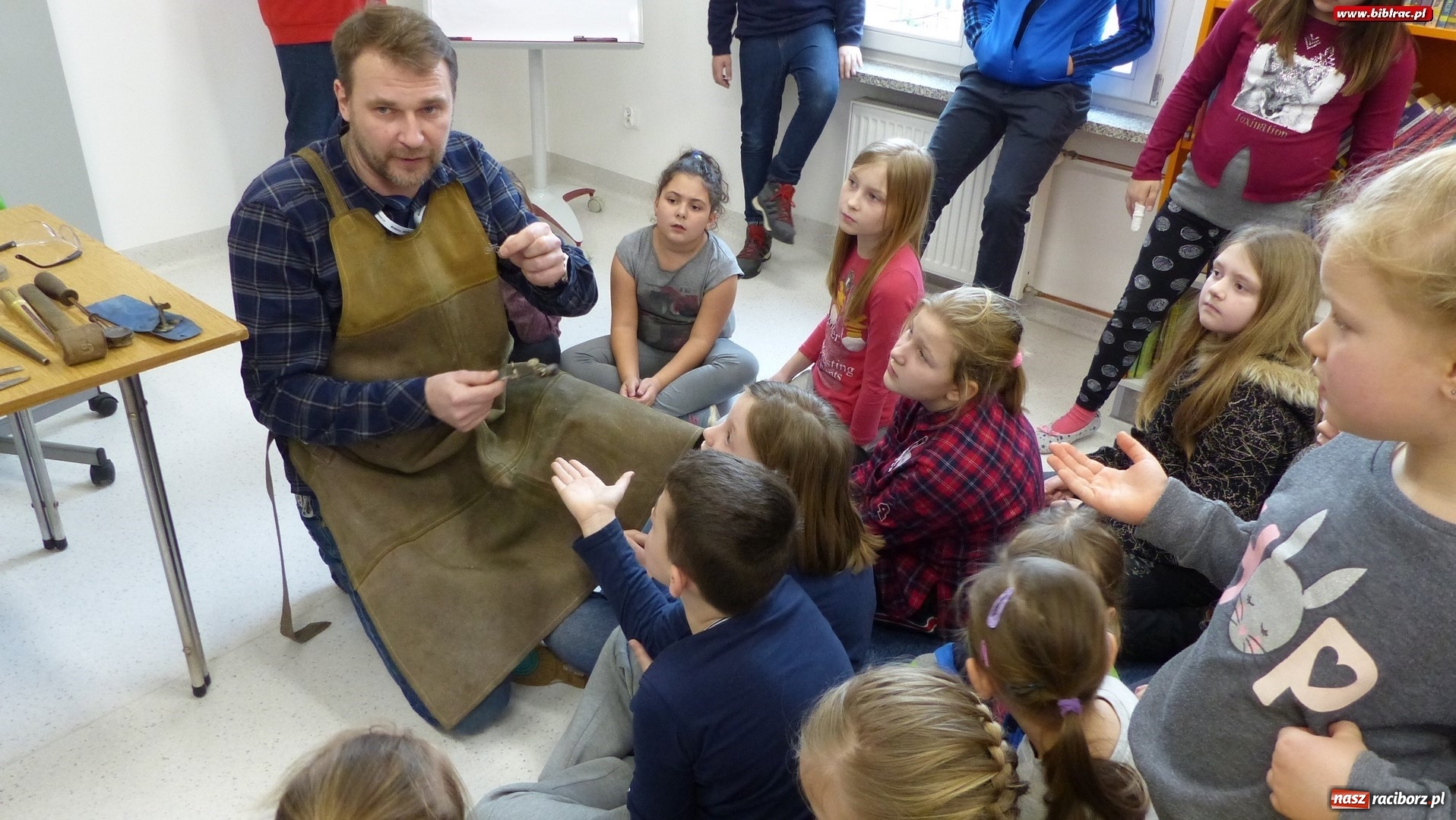 Zdjęcie w galerii na portalu naszraciborz.pl: Złote ferie w raciborskiej bibliotece, czyli jak powstaje biżuteria wiadomości z regionu