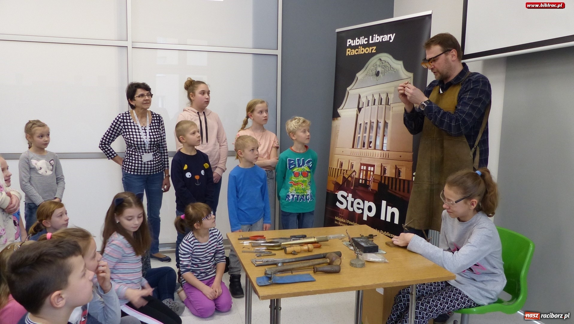 Zdjęcie w galerii na portalu naszraciborz.pl: Złote ferie w raciborskiej bibliotece, czyli jak powstaje biżuteria wiadomości z regionu