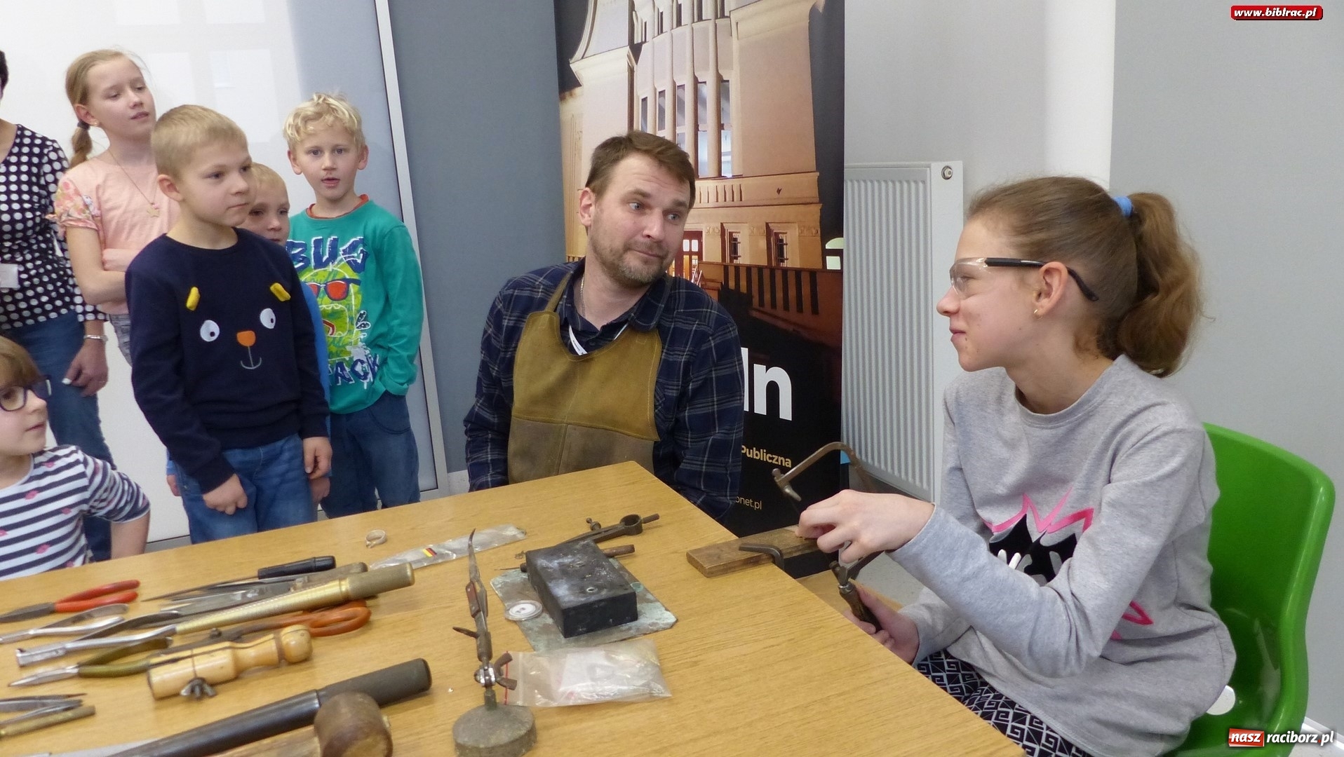 Zdjęcie w galerii na portalu naszraciborz.pl: Złote ferie w raciborskiej bibliotece, czyli jak powstaje biżuteria wiadomości z regionu