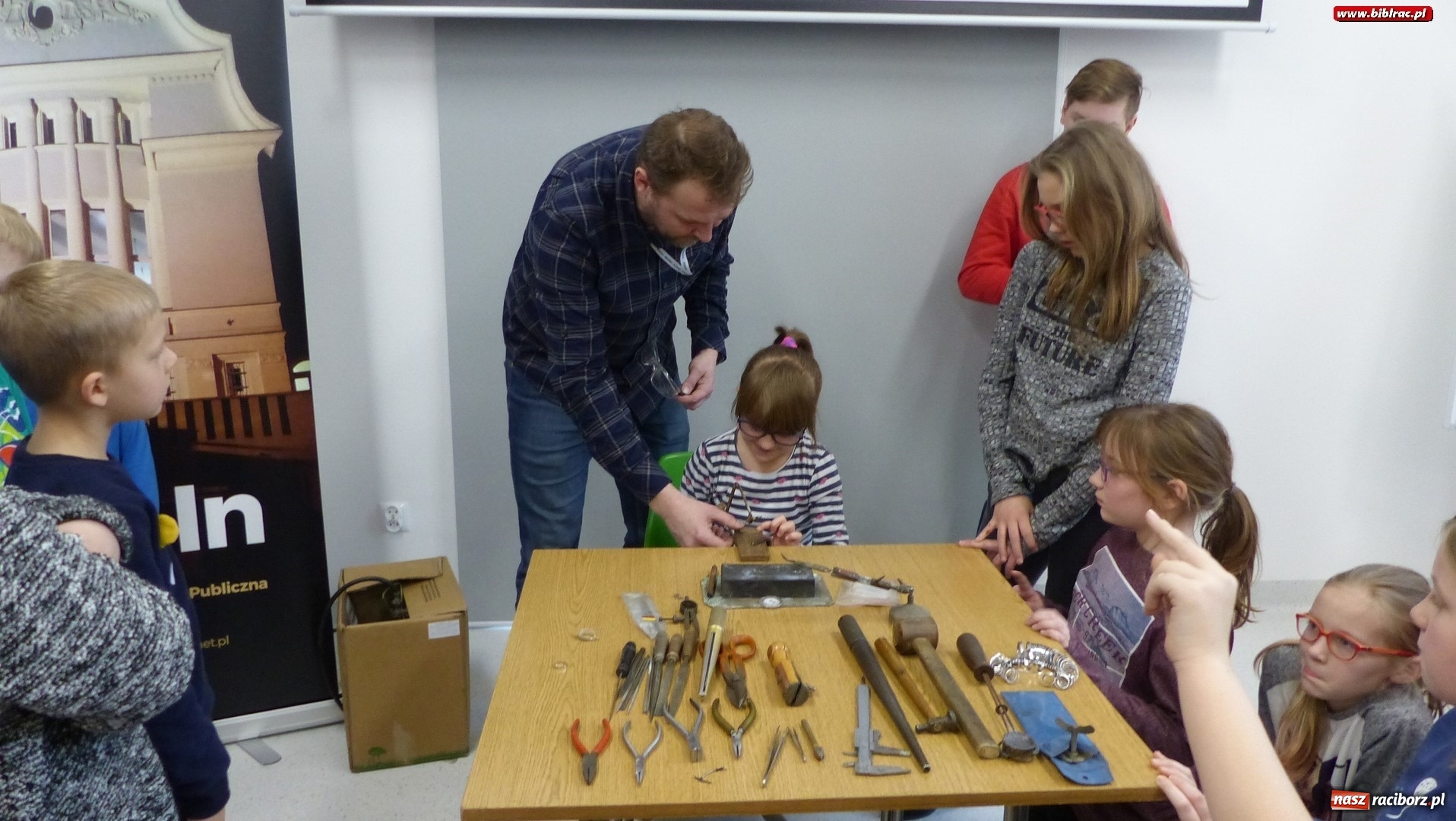 Zdjęcie w galerii na portalu naszraciborz.pl: Złote ferie w raciborskiej bibliotece, czyli jak powstaje biżuteria wiadomości z regionu