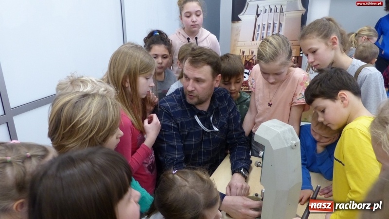 Zdjęcie w galerii na portalu naszraciborz.pl: Złote ferie w raciborskiej bibliotece, czyli jak powstaje biżuteria wiadomości z regionu