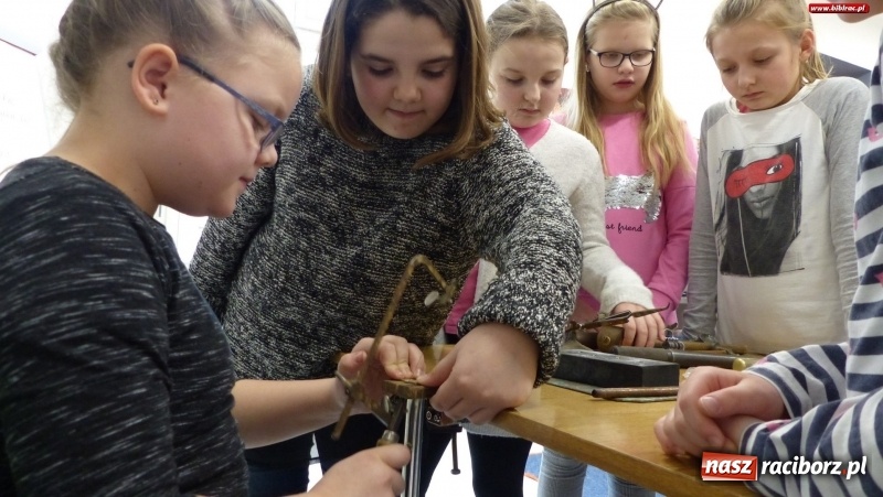 Zdjęcie w galerii na portalu naszraciborz.pl: Złote ferie w raciborskiej bibliotece, czyli jak powstaje biżuteria wiadomości z regionu