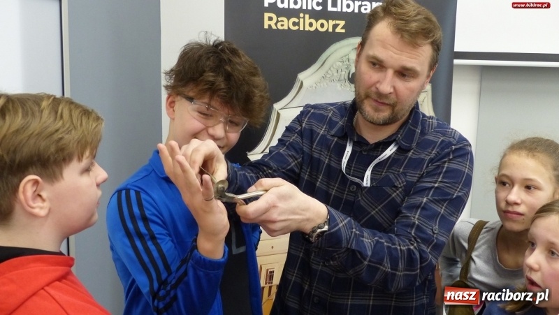 Zdjęcie w galerii na portalu naszraciborz.pl: Złote ferie w raciborskiej bibliotece, czyli jak powstaje biżuteria wiadomości z regionu