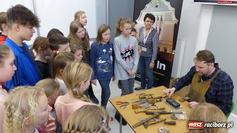 Zdjęcie w galerii na portalu naszraciborz.pl: Złote ferie w raciborskiej bibliotece, czyli jak powstaje biżuteria wiadomości z regionu