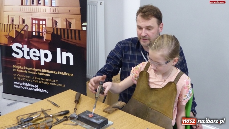 Zdjęcie w galerii na portalu naszraciborz.pl: Złote ferie w raciborskiej bibliotece, czyli jak powstaje biżuteria wiadomości z regionu