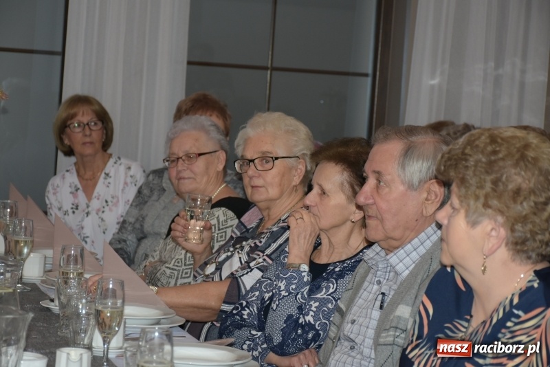 Zdjęcie w galerii na portalu naszraciborz.pl: Jesień życia jest słoneczna i pełna kolorów. Jubileusz krzyżanowickiego koła emerytów wiadomości z regionu