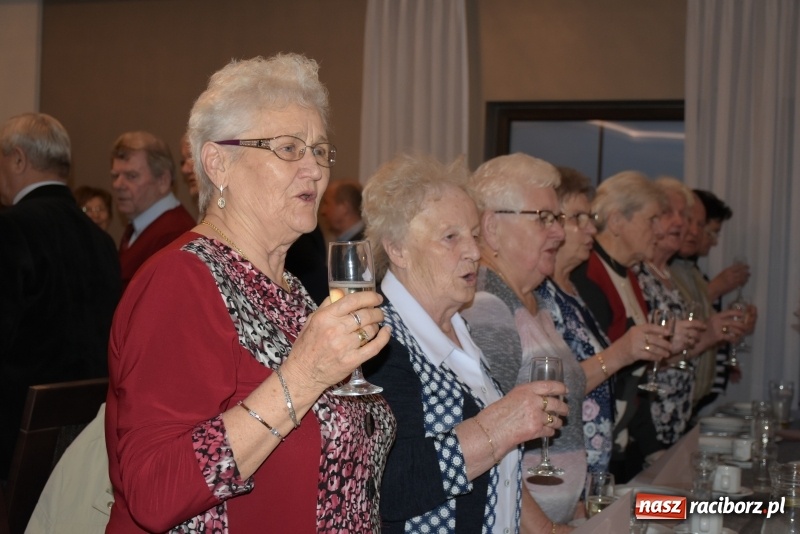 Zdjęcie w galerii na portalu naszraciborz.pl: Jesień życia jest słoneczna i pełna kolorów. Jubileusz krzyżanowickiego koła emerytów wiadomości z regionu