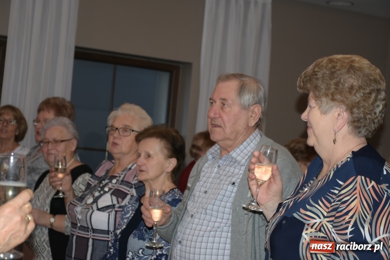 Zdjęcie w galerii na portalu naszraciborz.pl: Jesień życia jest słoneczna i pełna kolorów. Jubileusz krzyżanowickiego koła emerytów wiadomości z regionu