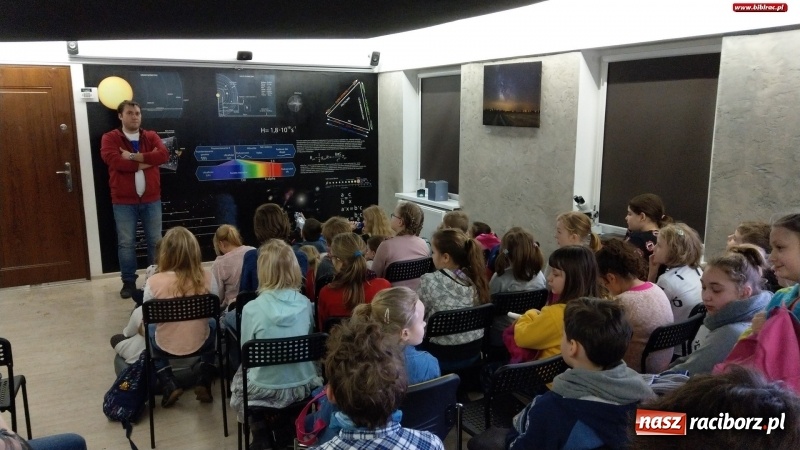 Zdjęcie w galerii na portalu naszraciborz.pl: Niebo nad nami, czyli uczestnicy ferii z biblioteką z wizytą w AstroLabie wiadomości z regionu