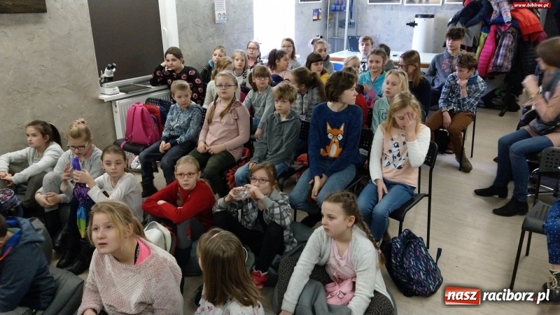 Zdjęcie w galerii na portalu naszraciborz.pl: Niebo nad nami, czyli uczestnicy ferii z biblioteką z wizytą w AstroLabie wiadomości z regionu