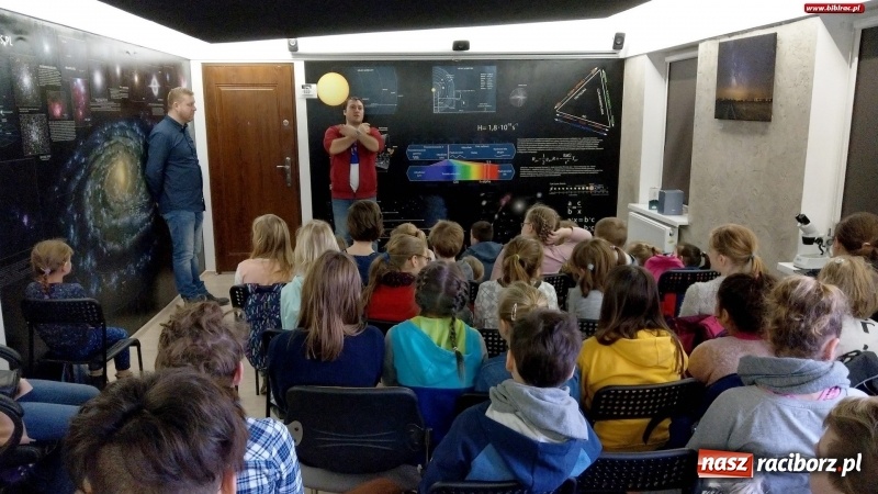 Zdjęcie w galerii na portalu naszraciborz.pl: Niebo nad nami, czyli uczestnicy ferii z biblioteką z wizytą w AstroLabie wiadomości z regionu