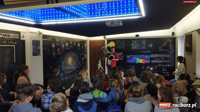 Zdjęcie w galerii na portalu naszraciborz.pl: Niebo nad nami, czyli uczestnicy ferii z biblioteką z wizytą w AstroLabie wiadomości z regionu