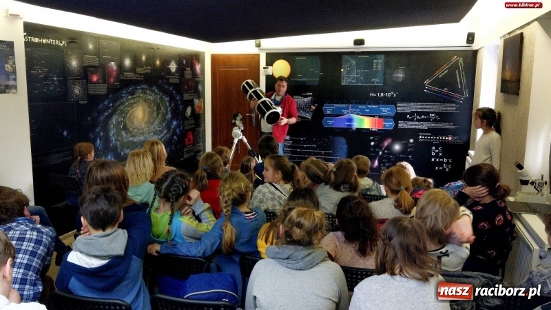 Zdjęcie w galerii na portalu naszraciborz.pl: Niebo nad nami, czyli uczestnicy ferii z biblioteką z wizytą w AstroLabie wiadomości z regionu