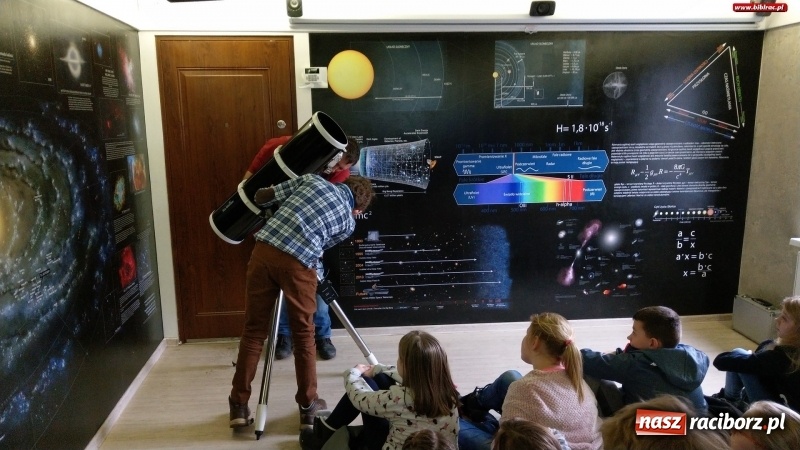 Zdjęcie w galerii na portalu naszraciborz.pl: Niebo nad nami, czyli uczestnicy ferii z biblioteką z wizytą w AstroLabie wiadomości z regionu