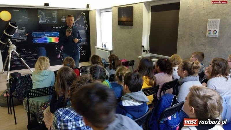 Zdjęcie w galerii na portalu naszraciborz.pl: Niebo nad nami, czyli uczestnicy ferii z biblioteką z wizytą w AstroLabie wiadomości z regionu