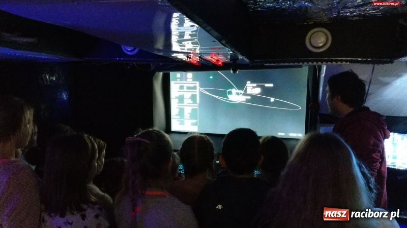 Zdjęcie w galerii na portalu naszraciborz.pl: Niebo nad nami, czyli uczestnicy ferii z biblioteką z wizytą w AstroLabie wiadomości z regionu