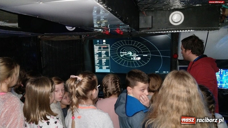Zdjęcie w galerii na portalu naszraciborz.pl: Niebo nad nami, czyli uczestnicy ferii z biblioteką z wizytą w AstroLabie wiadomości z regionu