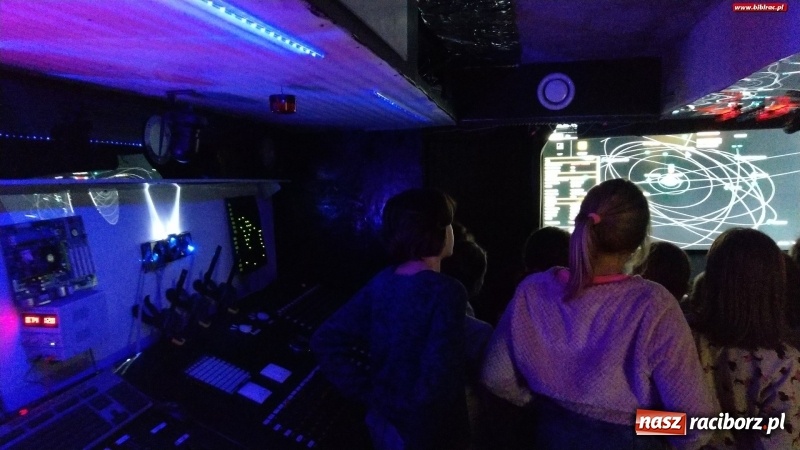 Zdjęcie w galerii na portalu naszraciborz.pl: Niebo nad nami, czyli uczestnicy ferii z biblioteką z wizytą w AstroLabie wiadomości z regionu