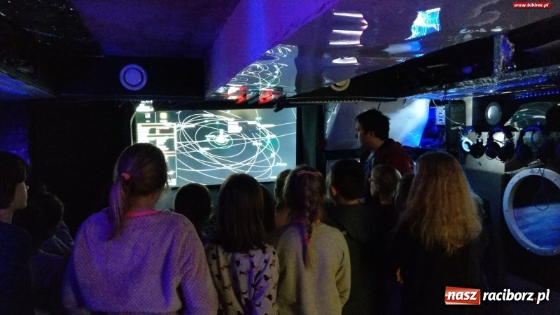 Zdjęcie w galerii na portalu naszraciborz.pl: Niebo nad nami, czyli uczestnicy ferii z biblioteką z wizytą w AstroLabie wiadomości z regionu