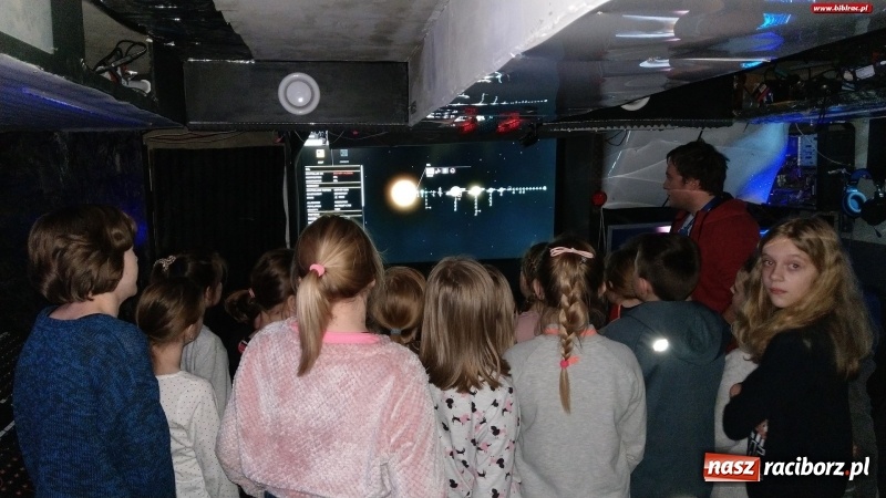 Zdjęcie w galerii na portalu naszraciborz.pl: Niebo nad nami, czyli uczestnicy ferii z biblioteką z wizytą w AstroLabie wiadomości z regionu