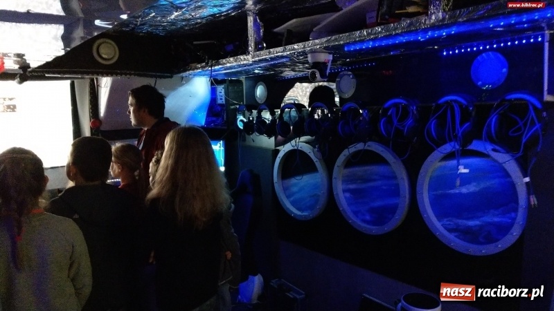 Zdjęcie w galerii na portalu naszraciborz.pl: Niebo nad nami, czyli uczestnicy ferii z biblioteką z wizytą w AstroLabie wiadomości z regionu