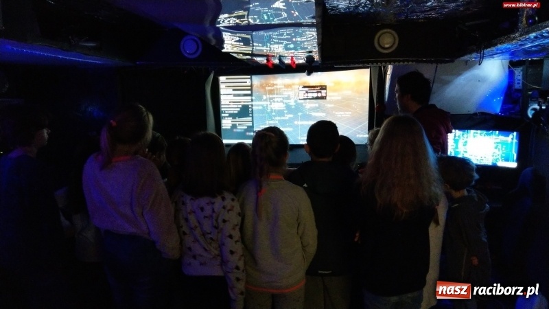 Zdjęcie w galerii na portalu naszraciborz.pl: Niebo nad nami, czyli uczestnicy ferii z biblioteką z wizytą w AstroLabie wiadomości z regionu