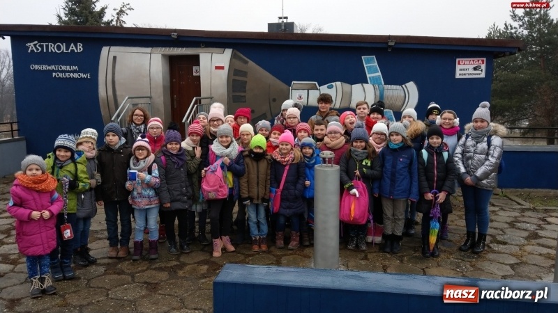 Zdjęcie w galerii na portalu naszraciborz.pl: Niebo nad nami, czyli uczestnicy ferii z biblioteką z wizytą w AstroLabie wiadomości z regionu