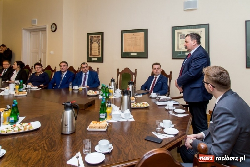 Zdjęcie w galerii na portalu naszraciborz.pl: Podpisano umowy na scalanie gruntów w gminach Krzyżanowice i Pietrowice Wielkie wiadomości z regionu