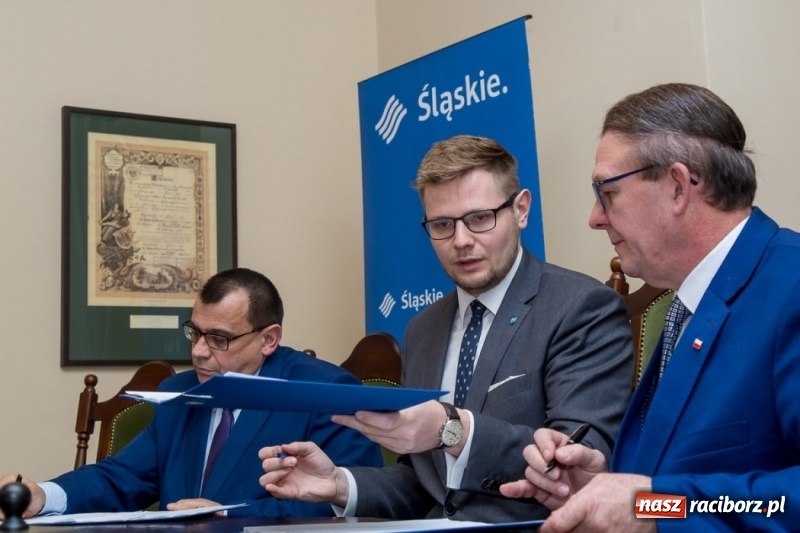 Zdjęcie w galerii na portalu naszraciborz.pl: Podpisano umowy na scalanie gruntów w gminach Krzyżanowice i Pietrowice Wielkie wiadomości z regionu