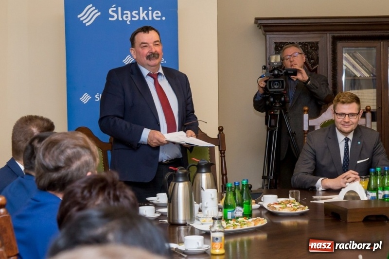 Zdjęcie w galerii na portalu naszraciborz.pl: Podpisano umowy na scalanie gruntów w gminach Krzyżanowice i Pietrowice Wielkie wiadomości z regionu