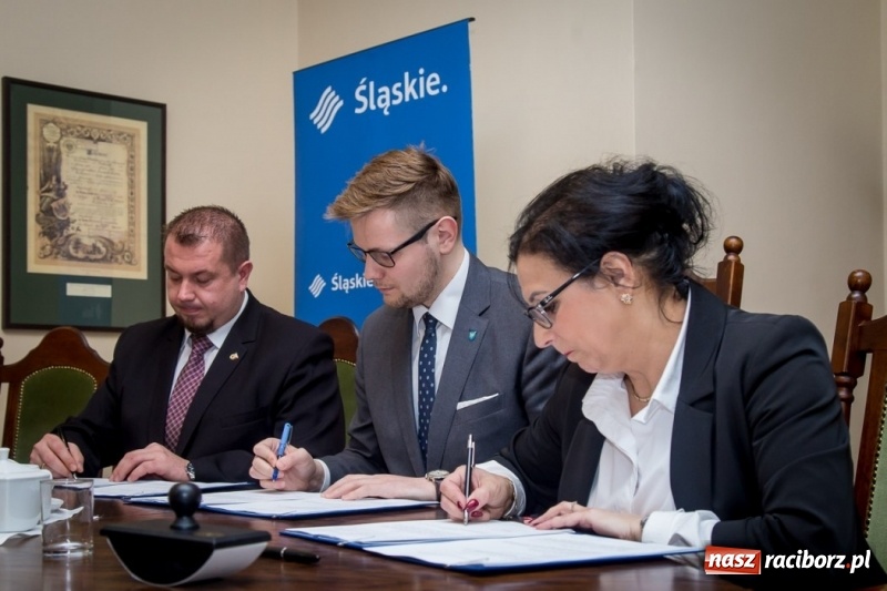 Zdjęcie w galerii na portalu naszraciborz.pl: Podpisano umowy na scalanie gruntów w gminach Krzyżanowice i Pietrowice Wielkie wiadomości z regionu