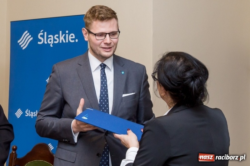 Zdjęcie w galerii na portalu naszraciborz.pl: Podpisano umowy na scalanie gruntów w gminach Krzyżanowice i Pietrowice Wielkie wiadomości z regionu