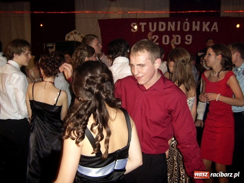 Zdjęcie w galerii na portalu naszraciborz.pl: Dawnych studniówek czar. Maturzyści II LO w 2001 i 2009 roku wiadomości z regionu