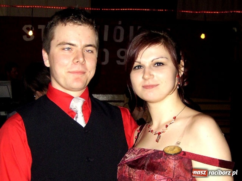 Zdjęcie w galerii na portalu naszraciborz.pl: Dawnych studniówek czar. Maturzyści II LO w 2001 i 2009 roku wiadomości z regionu