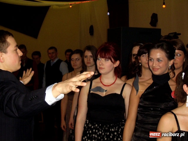 Zdjęcie w galerii na portalu naszraciborz.pl: Dawnych studniówek czar. Maturzyści II LO w 2001 i 2009 roku wiadomości z regionu