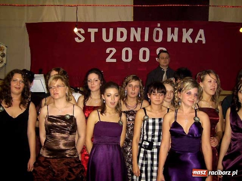 Zdjęcie w galerii na portalu naszraciborz.pl: Dawnych studniówek czar. Maturzyści II LO w 2001 i 2009 roku wiadomości z regionu