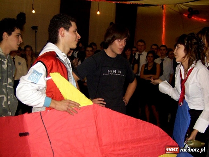 Zdjęcie w galerii na portalu naszraciborz.pl: Dawnych studniówek czar. Maturzyści II LO w 2001 i 2009 roku wiadomości z regionu