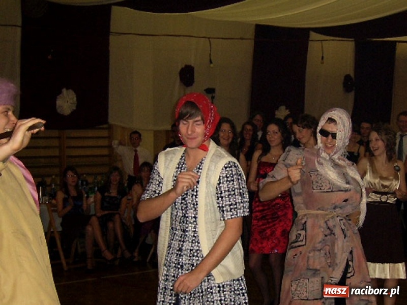 Zdjęcie w galerii na portalu naszraciborz.pl: Dawnych studniówek czar. Maturzyści II LO w 2001 i 2009 roku wiadomości z regionu