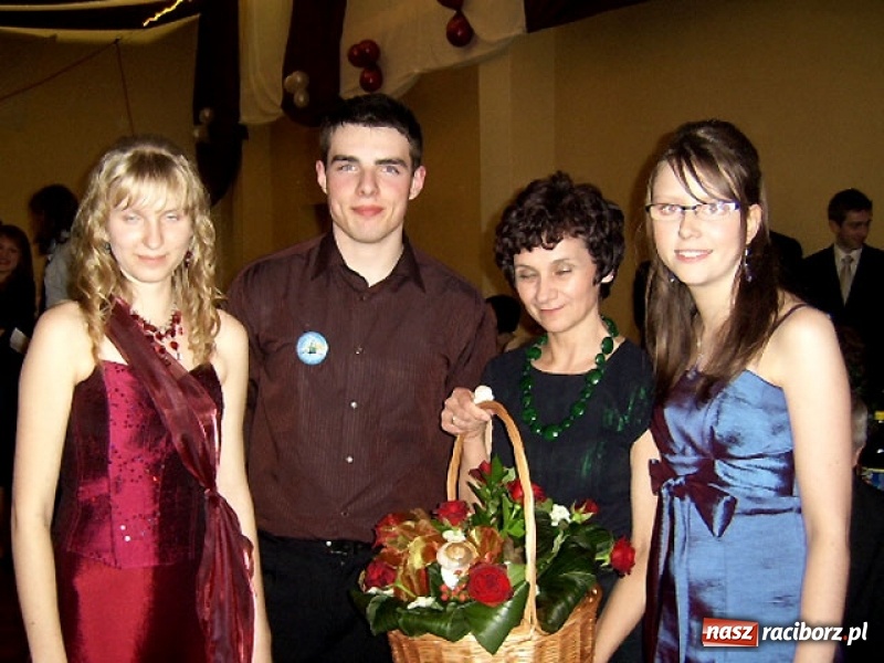 Zdjęcie w galerii na portalu naszraciborz.pl: Dawnych studniówek czar. Maturzyści II LO w 2001 i 2009 roku wiadomości z regionu