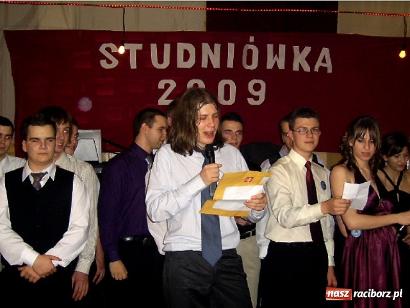 Zdjęcie w galerii na portalu naszraciborz.pl: Dawnych studniówek czar. Maturzyści II LO w 2001 i 2009 roku wiadomości z regionu
