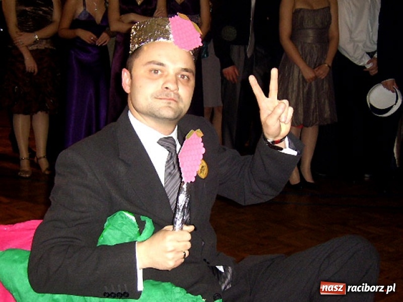 Zdjęcie w galerii na portalu naszraciborz.pl: Dawnych studniówek czar. Maturzyści II LO w 2001 i 2009 roku wiadomości z regionu