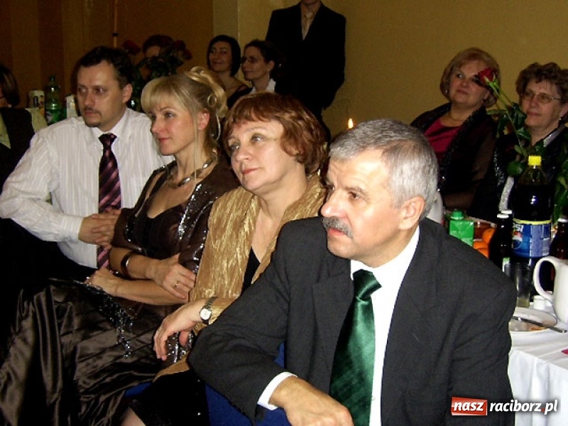 Zdjęcie w galerii na portalu naszraciborz.pl: Dawnych studniówek czar. Maturzyści II LO w 2001 i 2009 roku wiadomości z regionu