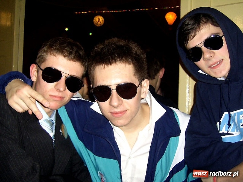 Zdjęcie w galerii na portalu naszraciborz.pl: Dawnych studniówek czar. Maturzyści II LO w 2001 i 2009 roku wiadomości z regionu